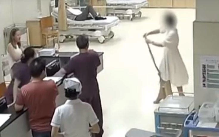 Έμειναν άφωνοι οι γιατροί! Ατρόμητη Κινέζα πήρε μαζί της στο νοσοκομείο το φίδι που τη δάγκωσε (βίντεο)